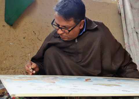 Artist Fayaz Ahmad Jan painting a picture of Dal Lake at his karkhana in Hasanabad, Srinagar (Courtesy: Sadaf Nazir Wani)
