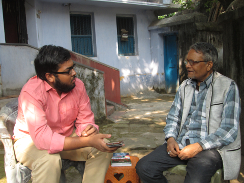 বিশিষ্ট ঝুমুর কবি ও গবেষক সুনীল মাহাতর পুরুলিয়ার বাড়িতে তাঁর সঙ্গে ঝুমুর গান নিয়ে একান্ত আলাপচারিতায় সোহম দাস।