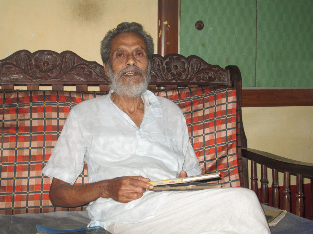 চিত্র ১. পুরুল্যা শহরের ভাটবাঁধে নিজের বাড়িতে ঝুমুর কবি, গায়ক ও নাট্যকার কুচিল মুখার্জি। আজীবন শিক্ষকতা করেছেন। বহু চলচ্চিত্রে সঙ্গীত পরিচালনা করেছেন। তার মধ্যে উল্লেখযোগ্য তরুণ মজুমদার-পরিচালিত ‘সজনী গো সজনী’, যেখানে সুরসাধক ভি. বালসারার সান্নিধ্য পেয়েছিলেন। (সৌজন্যে: সোহম দাস)