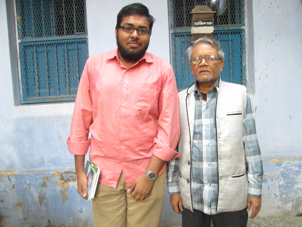 চিত্র ২. সুনীল মাহাতর সঙ্গে গবেষক। (সৌজন্যে: সোহম দাস)