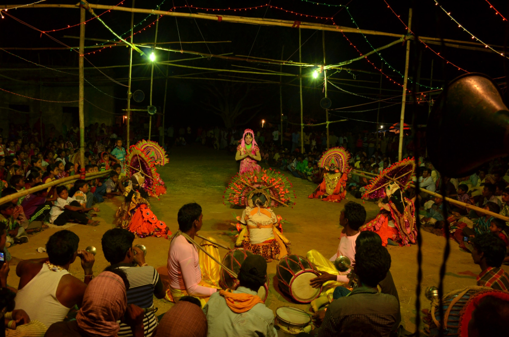 চিত্র ৩. ছৌ নাচের অনুষ্ঠান। এই নাচে যে ধরনের গান গাওয়া হয়, সেই গানের সুর মূলত হয় ঝুমুরেরই। ছবি সৌজন্যে: শুভদীপ চক্রবর্তী। (সৌজন্যে: সোহম দাস)