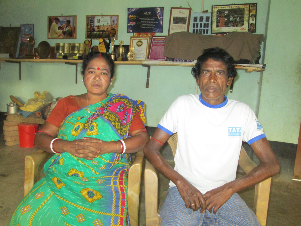 চিত্র ৩. নাচনি শিল্পী পস্তুবালা ও তাঁর রসিক বিজয় কর্মকার। (সৌজন্যে: সোহম দাস)