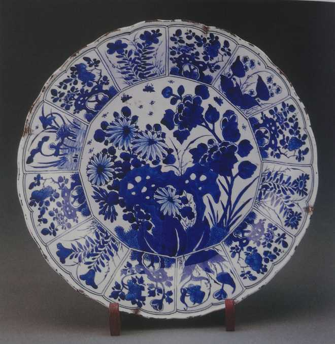 ‘Kraakware Plate’ with chrysanthemums - Porcelain with under-glaze decoration - Late Ming Dynasty, China - 17th century_Sir Ratan Tata Collectio