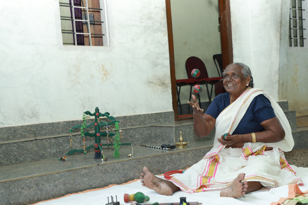 Fig. 1. അമ്മാനമാട്ടം ചെയ്യുന്ന കുഞ്ഞിപ്പെണ്ണ് ചെല്ലമ്മ (ചിത്രം: ഗോകുല്‍ കൃഷ്ണ) 