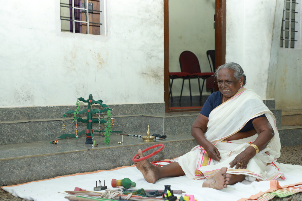 Fig. 3. അമ്മാനമാട്ടത്തിനു ഒപ്പിച്ചു കാലുകളിൽ  പാറാവളയം കറക്കുന്നു (ചിത്രം: ഗോകുല്‍ കൃഷ്ണ) 