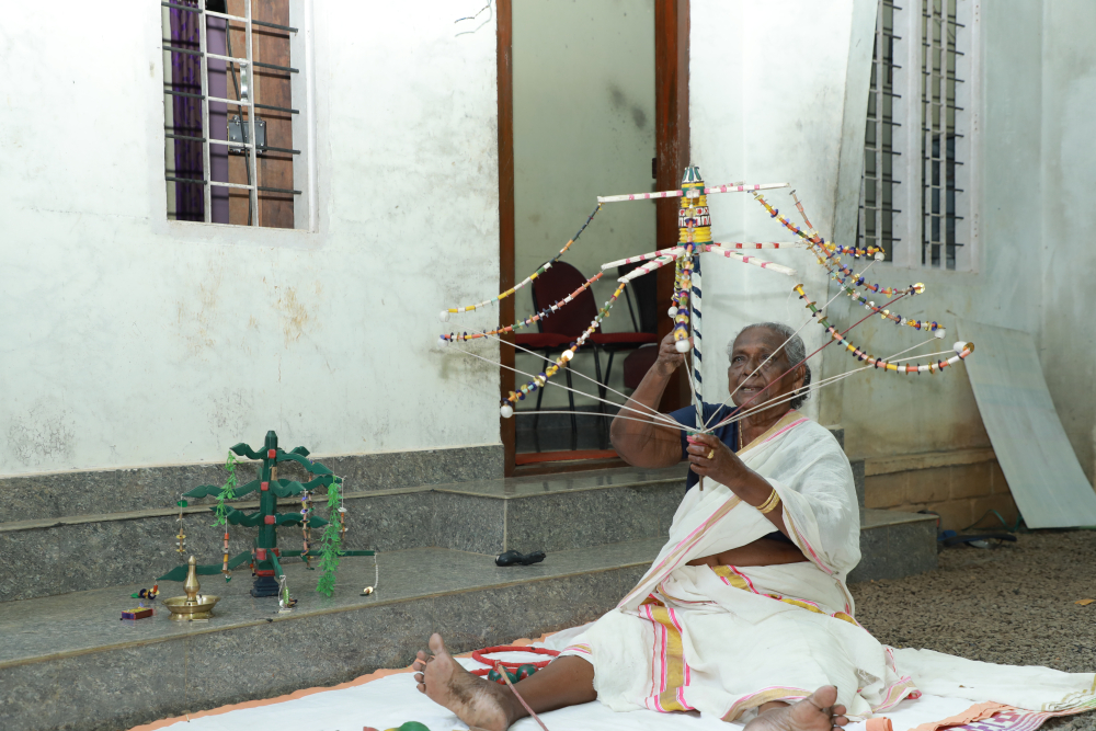 Fig. 6. മുത്തുകൂടാരം എന്നും എട്ടടി വിദ്യ എന്നും അറിയപ്പെടുന്ന നോക്കുവിദ്യയിലെ രണ്ടാമത്തെ ഇനം (ചിത്രം: ഗോകുല്‍ കൃഷ്ണ) 