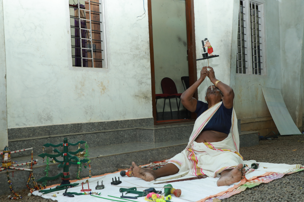 Fig. 9. ഉരലില്‍ നെല്ലുകുത്തുന്ന ഇടിയന്‍ (ചിത്രം: ഗോകുല്‍ കൃഷ്ണ) 