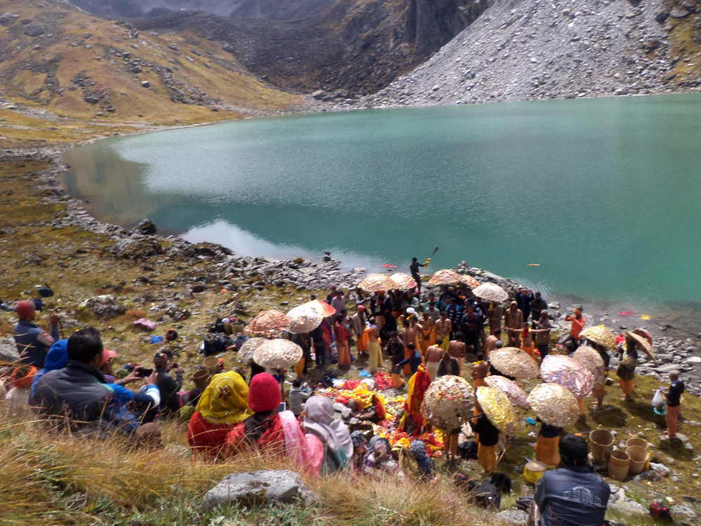 Fig.10. नंदीकुण्ड के एक छोर पर एकत्रित जात दल| सौजन्य:देवेंद्र नेगी एवं लक्ष्मण सिंह