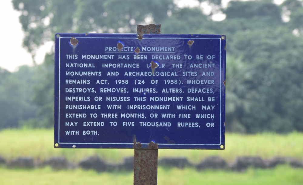 चित्र ११. ‘चम्पारण के ये सारे बुद्धिस्ट धरोहर आर्कियोलॉजिकल सर्वे ऑफ़ इंडिया की देख-रेख में हैं’ इस आशय का बोर्ड हर धरोहर के आगे लगा है। (फोटो: अफ़रोज़ आलम साहिल, अक्टूबर, 2019)