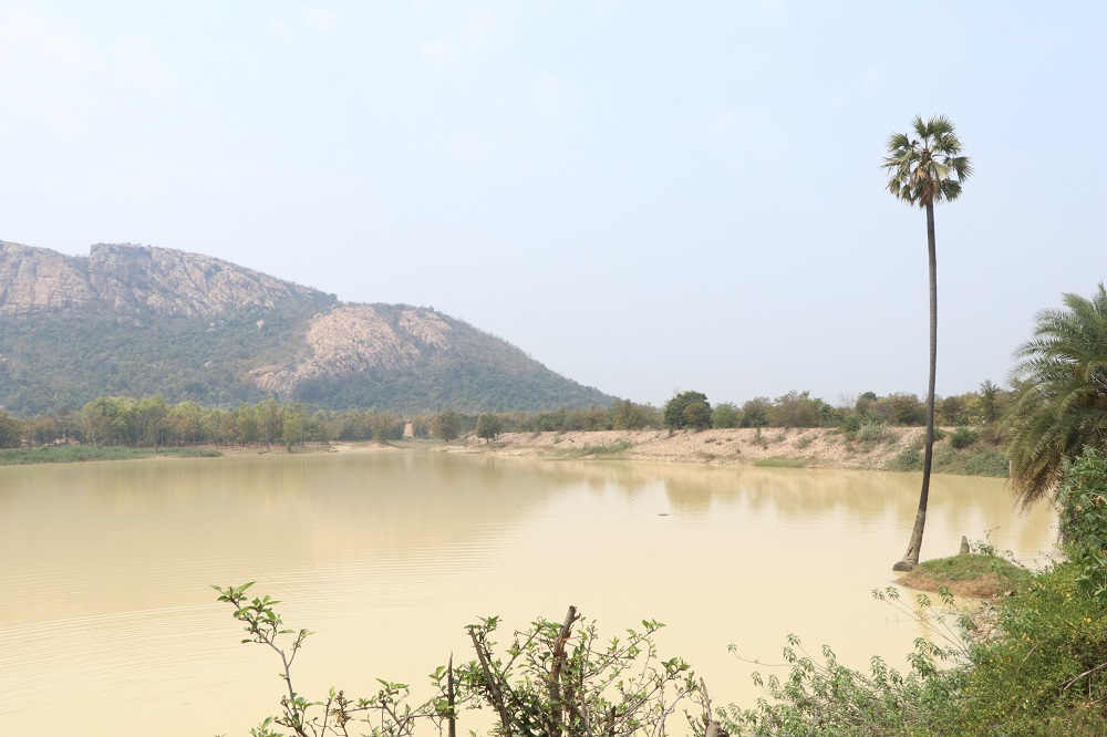 आमा तालाब के पीछे कबरा पहाड़