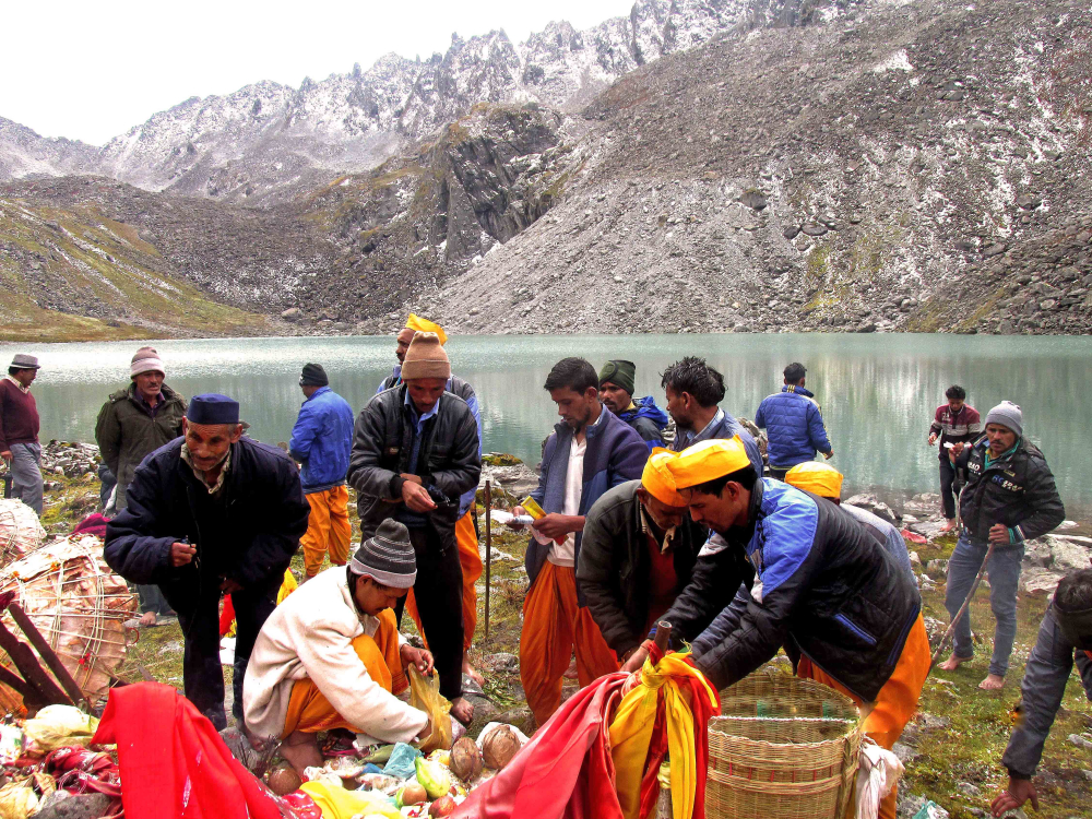 Fig.11.नंदीकुण्ड के समीप लोकपरंपराओं के अनुसार जात कार्यक्रम का आयोजन करता हुए यात्रा दल| सौजन्य:देवेंद्र नेगी एवं लक्ष्मण सिंह