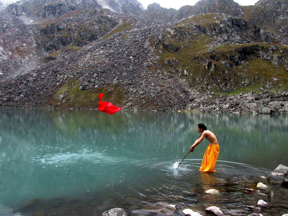 Fig.12. नंदीकुण्ड में शक्ति प्रदर्शन करता हुआ ‘पश्वा’ अर्थात् लोक देवी नन्दा का प्रतिनिधि| सौजन्य:देवेंद्र नेगी एवं लक्ष्मण सिंह