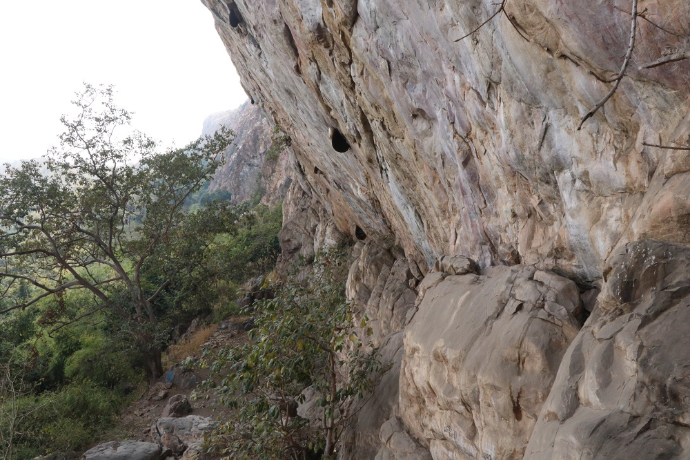 आमा तालाब के पीछे कबरा पहाड़