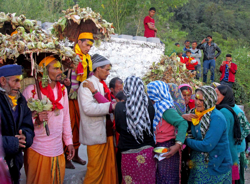 Fig.14.भावुक ग्रामीण महिलाएँ यात्रा दल का स्वागत करती हुईं| सौजन्य:देवेंद्र नेगी एवं लक्ष्मण सिंह