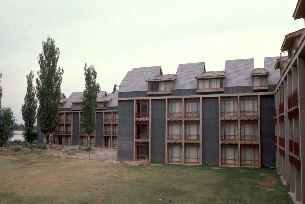 SKICC fuses exposed brick, earthy textures, and climate conscious design rooted in Kashmir’s landscape. 