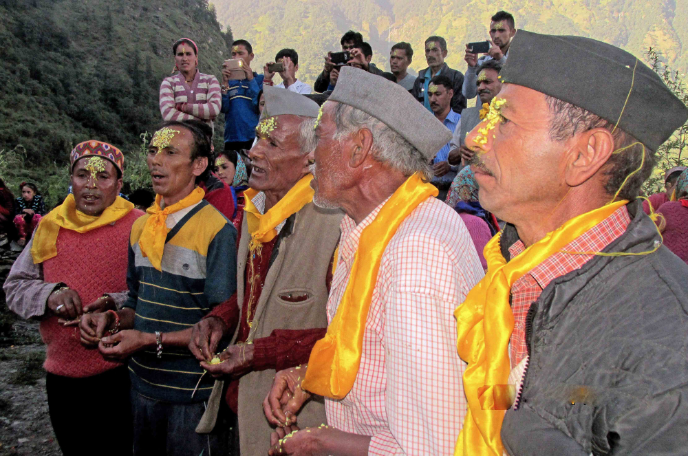 Fig.15. गाँव में मंदिर प्रवेश से पूर्व यात्रा दल का स्वागत करते हुए स्थानीय जागर गायक| सौजन्य:देवेंद्र नेगी एवं लक्ष्मण सिंह