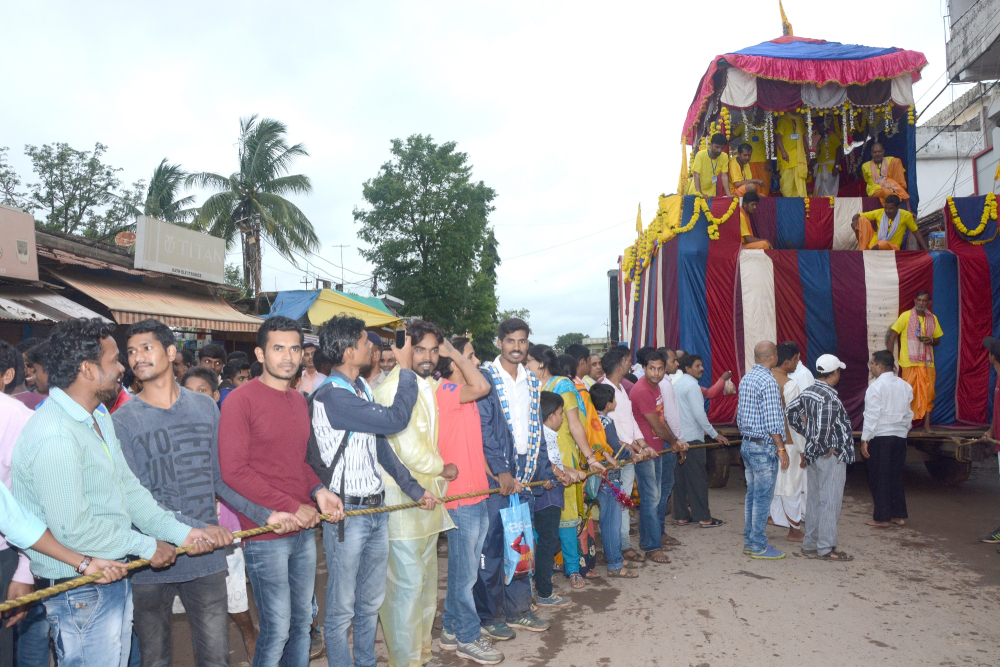 people pulling the rath