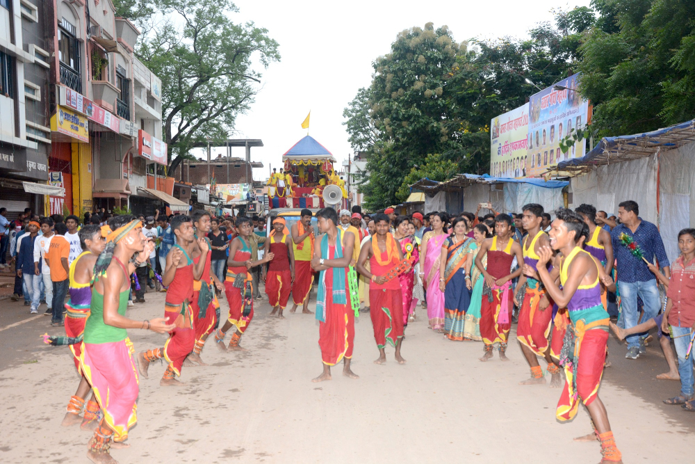 Locals dancing before the rath 