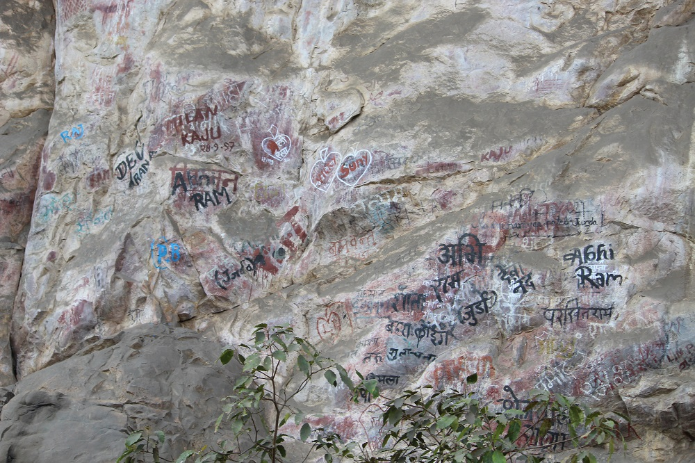 पर्यटक बर्बरता के कारण हो रहा नुकसान