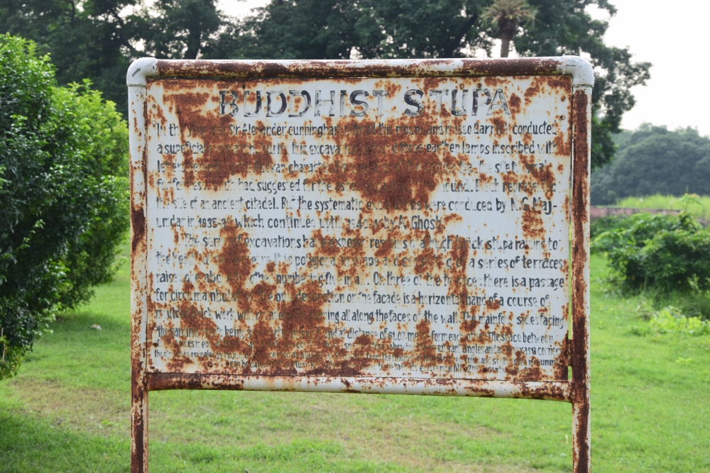 चित्र १. पश्चिमी चम्पारण के लौरिया नंदनगढ़ स्थित बौद्ध स्तूप परिसर में लगे बोर्ड पर लिखी सूचनाएं अब पढ़ने लायक़ नहीं बची हैं (फोटो : अफ़रोज़ आलम साहिल, अक्टूबर, 2019)