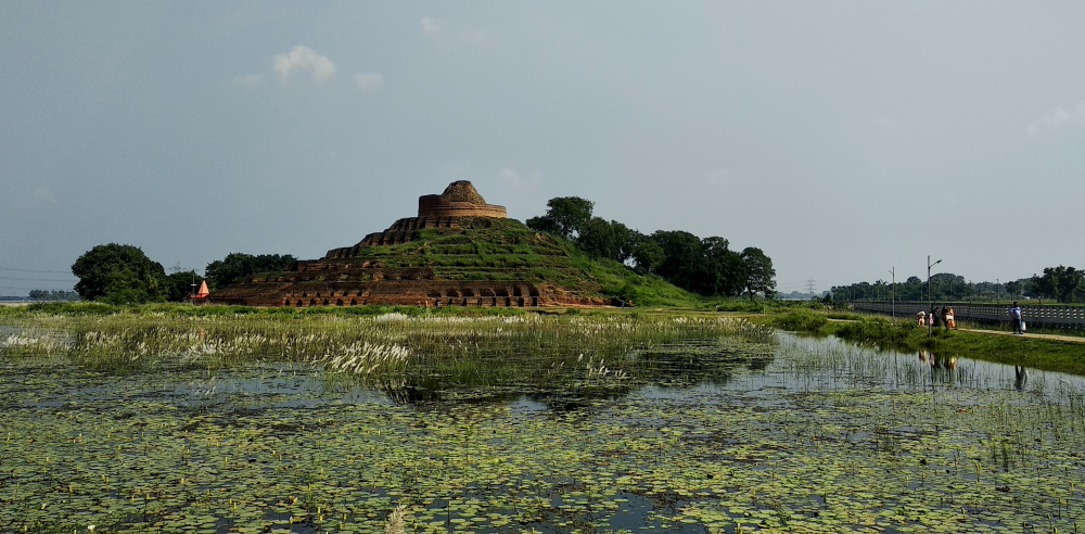 चित्र १. पूर्वी चम्पारण स्थित केसरिया स्तूप (फोटो: अफ़रोज़ आलम साहिल, अक्टूबर, 2019)