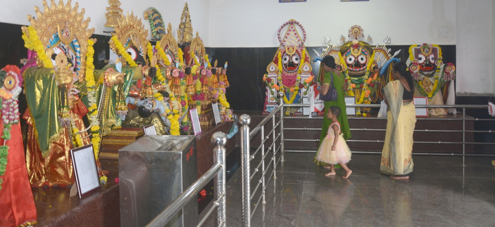 Jagannath and 22 other statues