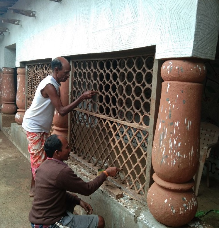 Artists working on jali with Pandit Ram