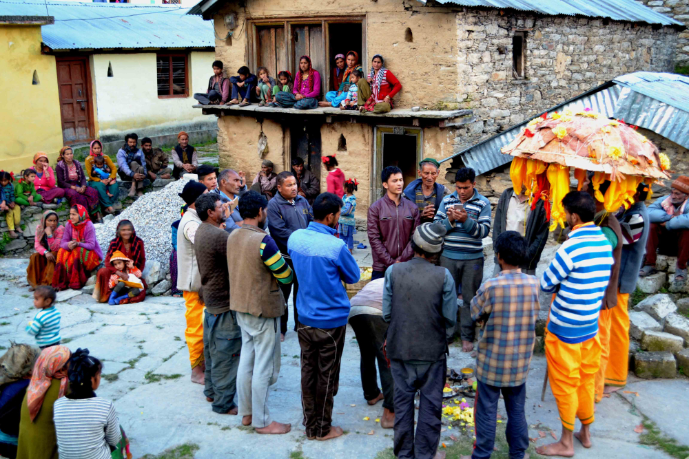 Fig.2.छंतोली तैयार होने के बाद ग्रामीणों द्वारा जागर गायन| सौजन्य:देवेंद्र नेगी एवं लक्ष्मण सिंह