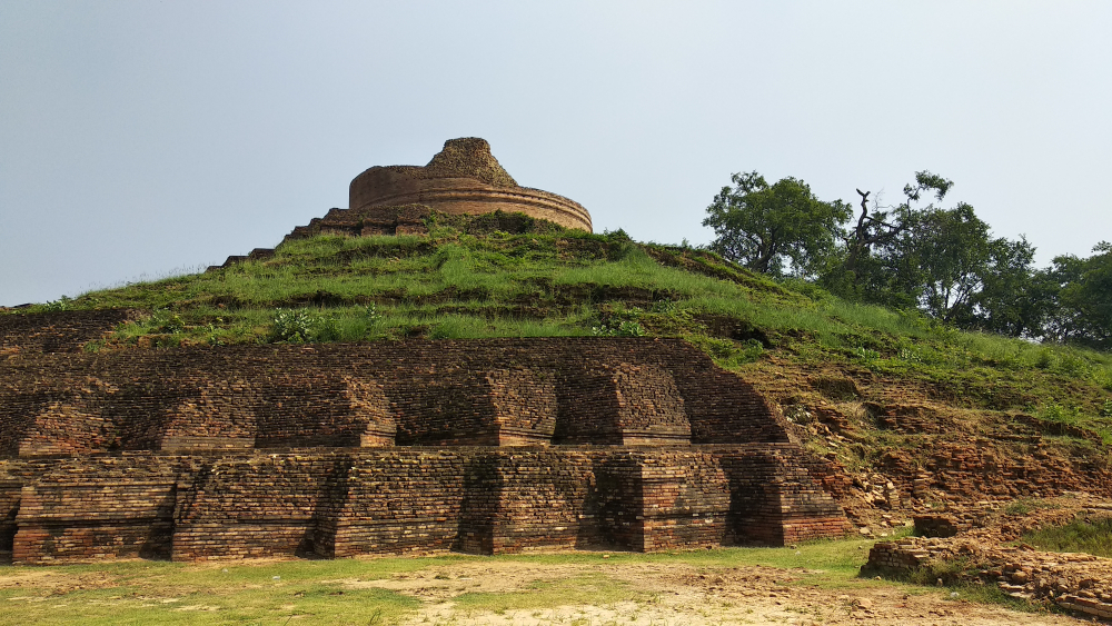 चित्र २. पूर्वी चम्पारण स्थित केसरिया स्तूप (फोटो:  अफ़रोज़ आलम साहिल, अक्टूबर, 2019)