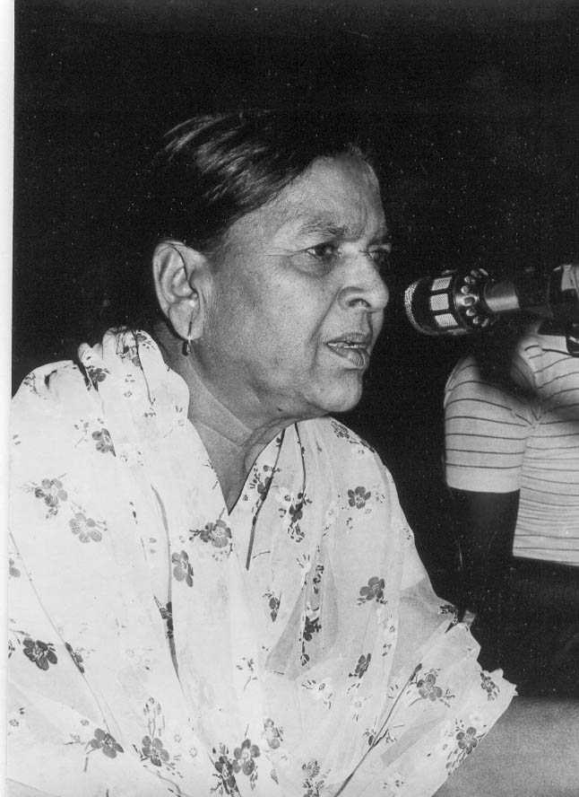 Fig. 3: Gulab Bai urged the government to support systematic training of new artistes and sponsor good nautankis, to ensure the survival of the form; here, she is seen speaking at the National Theatre Festival in Ravidralaya, Lucknow, 1984  (Courtesy: Deepti Priya Mehrotra, Gulab Bai: The Queen of Nautanki Theatre, 209).