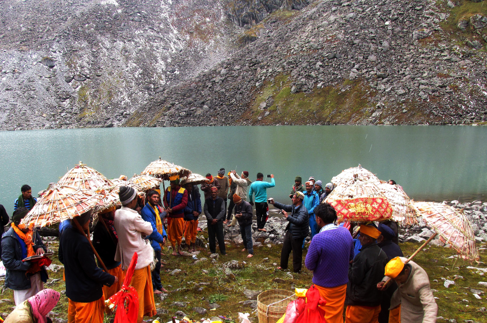 Fig.3. नंदी कुण्ड सरोवर के पास नंदा जात दल| सौजन्य: रघुवीर सिंह एवं लक्ष्मण सिंह सनवाल