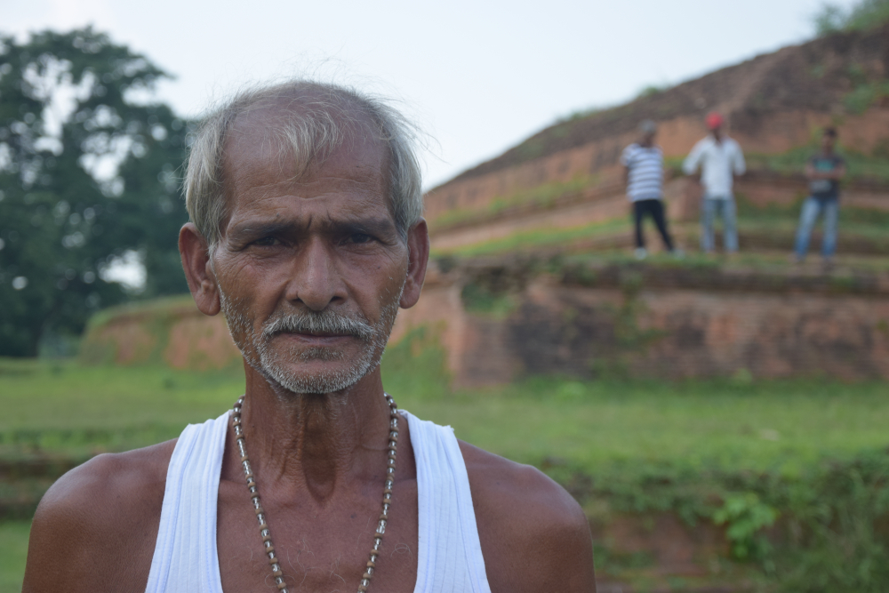 चित्र ३. पश्चिमी चम्पारण के लौरिया नंदनगढ़ स्थित बौद्ध स्तूप में बतौर माली काम करने वाले शंकर यादव (फोटो : अफ़रोज़ आलम साहिल, अक्टूबर, 2019)