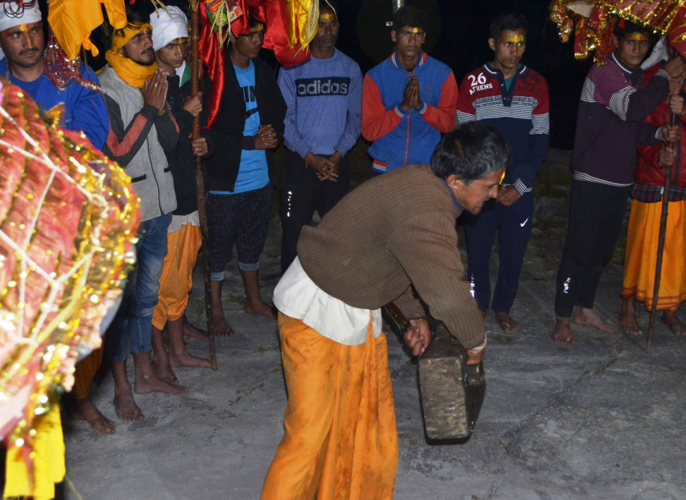 Fig.3.शक्ति प्रदर्शन करते हुए लोकदेवता वजीर जी का पश्वा| सौजन्य:देवेंद्र नेगी एवं लक्ष्मण सिंह