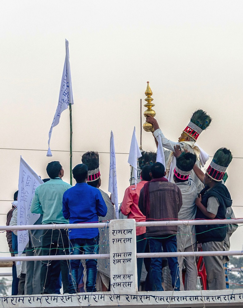 Ramnamis installing jait stambha during Bade Bhajan Mela