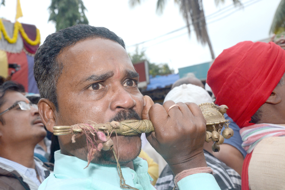 A man playing todi in the Goncha fair