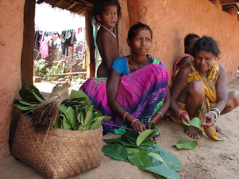 Women Stitching Dona-Pattal