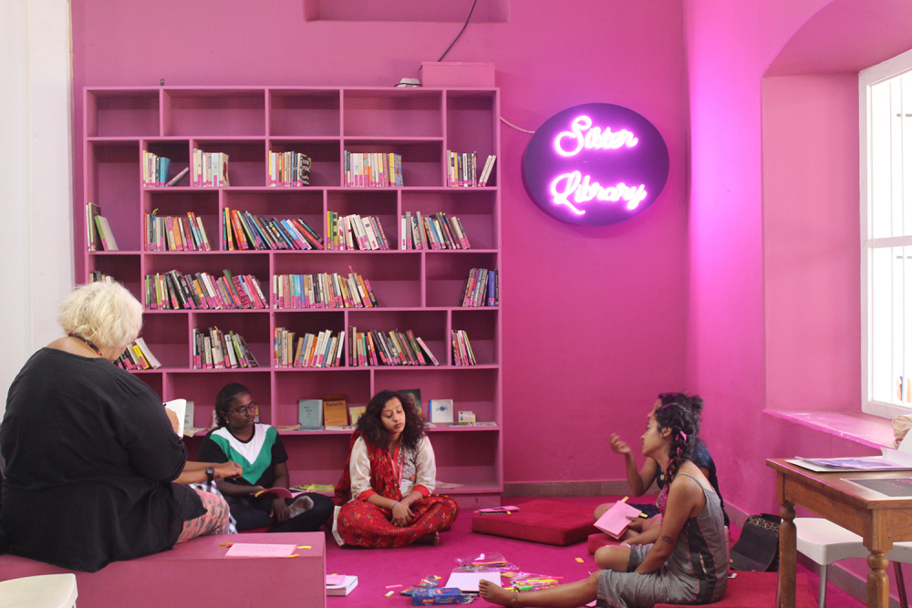 Fig. 3. അക്വി തമിയുടെ 'സിസ്റ്റർ ലൈബ്രറി' (‘Sister Library’ by Aqui Thami). സ്പേസ് എങ്ങനെയാണ് ഇൻസ്റ്റലേഷനെ രൂപപ്പെടുത്തുന്നത്  എന്നതിന്റെ മികച്ച ഉദാഹരണമാണ് സിസ്റ്റർ ലൈബ്രറി (ചിത്രം: ഇന്ദുലേഖ കെ.എസ്.)