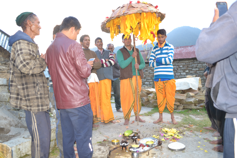 Fig.4.नंदा के प्रतीक छंतौली के समीप जागर गायन| सौजन्य: रघुवीर सिंह एवं लक्ष्मण सिंह सनवाल