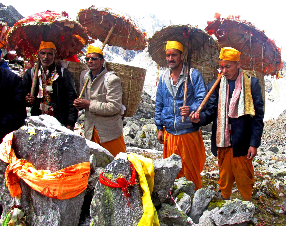 Fig.5.नन्दा जात यात्रा मार्ग में पड़ने वाले विशेष स्थान पर पूजा करता हुआ यात्रा दल| सौजन्य:देवेंद्र नेगी एवं लक्ष्मण सिंह