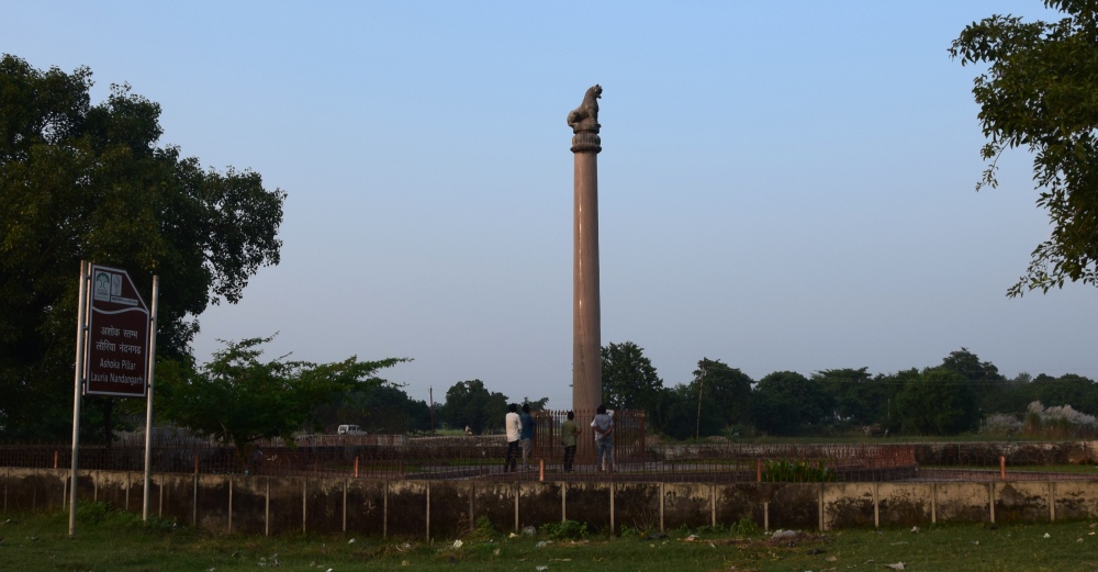 चित्र ६. पश्चिमी चम्पारण के लौरिया नंदन स्थित अशोक स्तंभ (फोटो: अफ़रोज़ आलम साहिल, अक्टूबर, 2019)