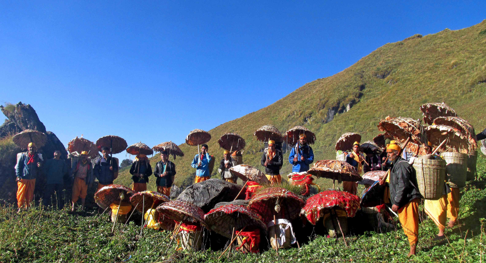 Fig.6.यात्रा मार्ग में प्रकृति का आनन्द लेता हुआ यात्री दल| सौजन्य:देवेंद्र नेगी एवं लक्ष्मण सिंह