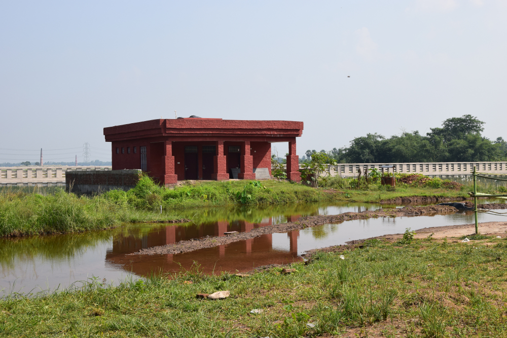 चित्र ७. पूर्वी चम्पारण स्थित केसरिया स्तूप परिसर बना शौचालय, जबकि यहाँ उत्खनन का कार्य जारी है। इसलिए इस शौचालय का प्रयोग फिलहाल बंद कर दिया गया है। (फोटो: अफ़रोज़ आलम साहिल, अक्टूबर, 2019)