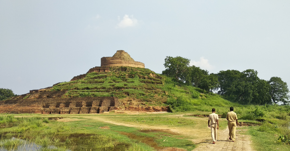 चित्र ८. पूर्वी चम्पारण स्थित केसरिया स्तूप परिसर में सुरक्षा के लिए तैनात बिहार पुलिस के दो जवान, जो यहाँ आने वाले लोगों को बताते हैं इस ऐतिहासिक धरोहर का इतिहास। (फोटो: अफ़रोज़ आलम साहिल, अक्टूबर, 2019)