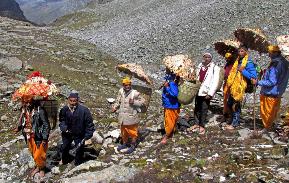 Fig.9.पथरीले मार्ग से गुजरता यात्रा दल| सौजन्य:देवेंद्र नेगी एवं लक्ष्मण सिंह