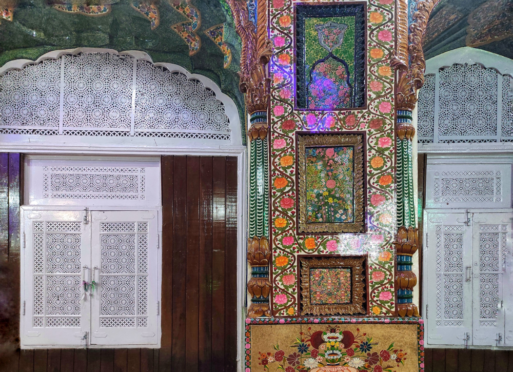Pinjrakari-style lattice windows and papier-mâché artwork at the Shrine of Sheikh Hamza Makhdoom. (Picture Credits: Wikimedia Commons)