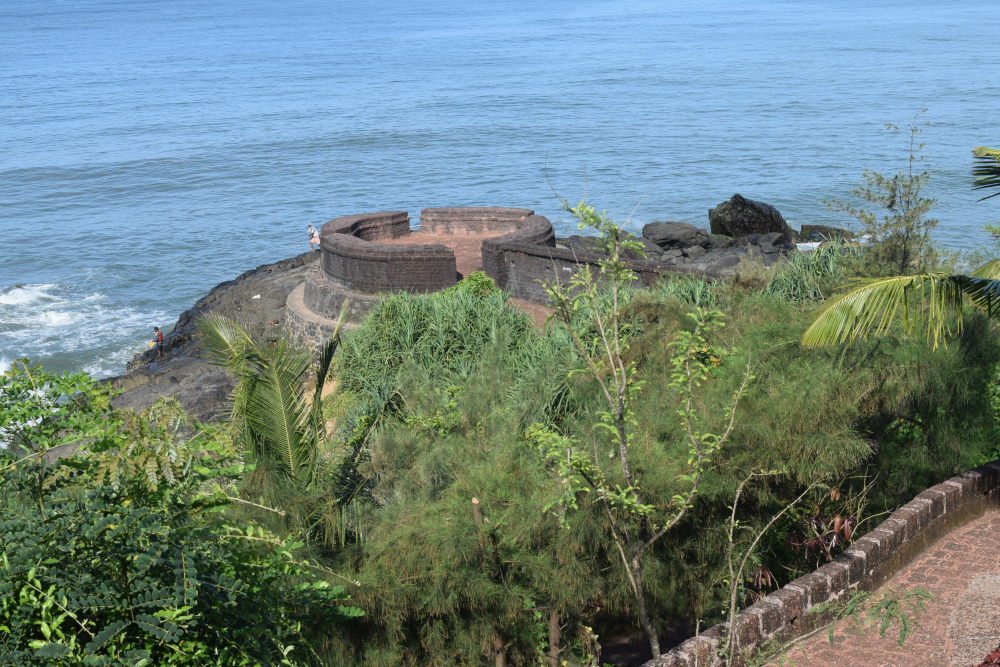 Fig. 2. ബേക്കല്‍കോട്ടയില്‍ കടലിലേക്ക് തള്ളിനില്‍ക്കുന്ന കൊത്തളം (ചിത്രം: എം.എസ്. രാഖേഷ് കൃഷ്ണന്‍)