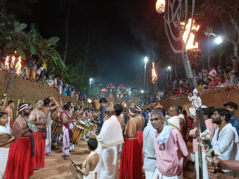 Kalamezhuth Paatt at the Balussery Kotta temple.  Photo by Devakumar Thencherry.