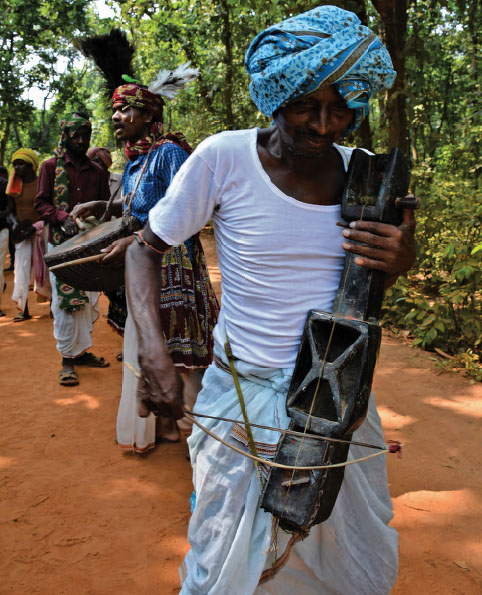 चित्र  1. एक पारंपरिक बानाम कलाकार (फोटोः घोसालडांगा बिष्णुबाटी आदिबासी ट्रस्ट संग्रहालय, बीरभूम, प. बंगाल,  17 अक्टूबर 2019)