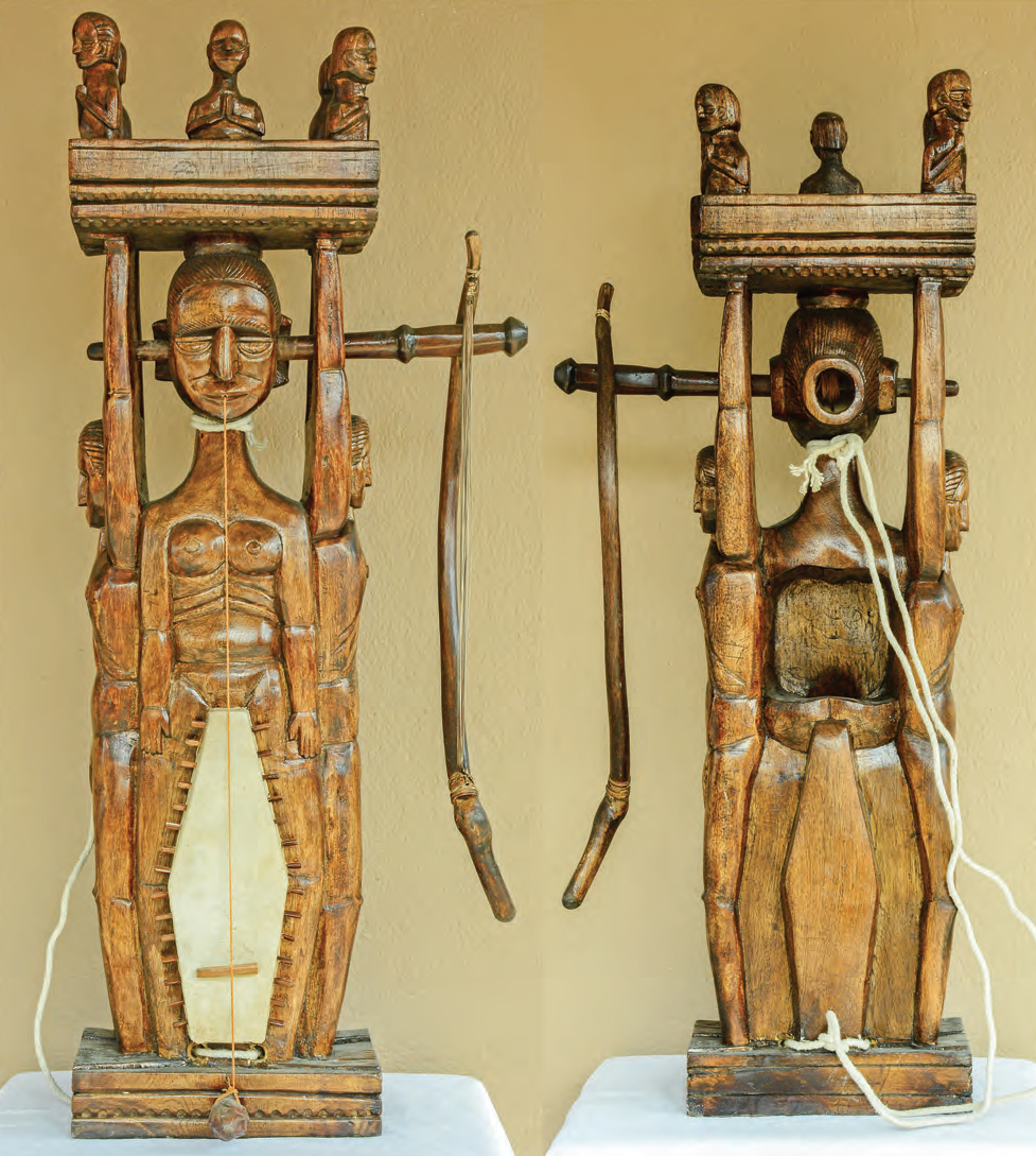 चित्र १. आदिवासी कलाकार सोम मुर्मू द्वारा निर्मित ‘बानाम’ (फोटो सौजन्य: घोसालडांगा बिष्णुबाटी आदिबासी ट्रस्ट संग्रहालय, बीरभूम, पश्चिम बंगाल, नवंबर 2018)