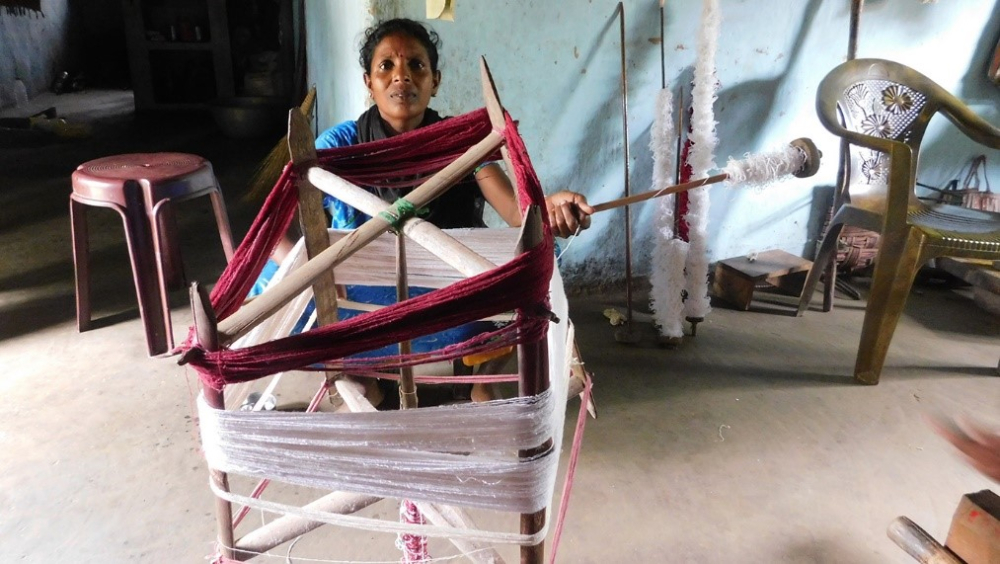 Fig.4. भरना-यह ‘पांच खड़ी और चार पड़ी’ लकड़ियों बना चौकोर और घूमने वाला औजार है जिसमें घागा को तसरने से पहले लपेटकर सोझियाया जाता है |( सौजन्य: सरोज केरकेट्टा)